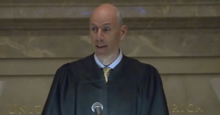 联邦法官会议纪要曝光：D.C.法官承认偏向性，司法中立遭质疑