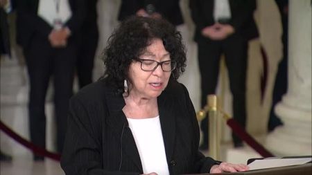 最高法院推翻拜登法官禁令 允许川普政府恢复大规模移民突袭执法