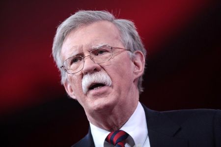 震撼爆发！前国家安全顾问约翰·博尔顿涉嫌间谍罪被起诉在即 FBI突袭搜出“机密武器文件”