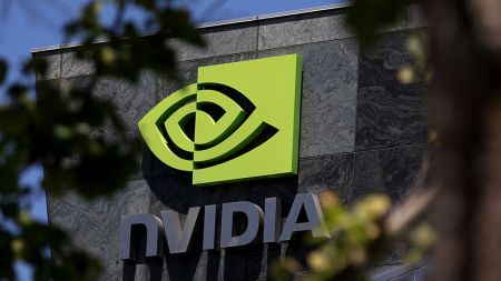 四人因涉嫌通过一家虚假的佛罗里达房地产公司走私价值390万美元的英伟达先进人工智能芯片至中国而被起诉