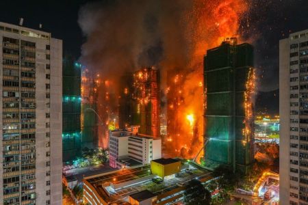 社论：当制度把城市推进火场，香港宏福苑大火照见的深层危机