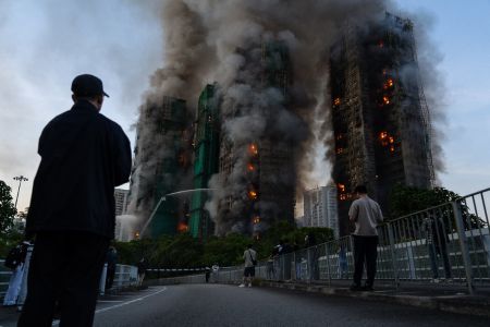 香港宏福苑大火引发超五千人连署要求成立独立调查与追究官员责任
