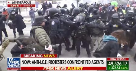 明尼阿波利斯反ICE示威升级为暴力冲突 州长言论引发联邦执法对峙