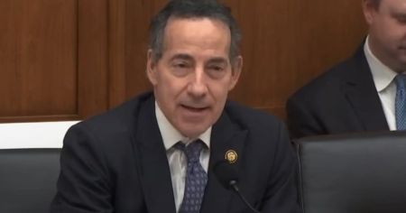 众议院民主党推动成立委员会评估是否依据第二十五修正案罢免川普