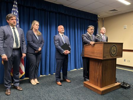 FBI首份头号诈骗犯名单见成效 明尼苏达州涉疫情救助欺诈嫌犯自首