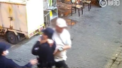 北京丰台区一名刘姓男子与人在餐厅门口打架，有警察到场处理时，不料，突遭该刘姓醉酒男子锁喉，抱着并摔在地上，该男子还大叫：“还不松手，是不是想死，你知道我爸是谁吗？你全家不想活了是不是？”有人表示，这是“我爸是李刚”的翻版。