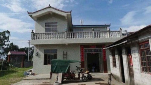 中国房地产税在多方政治角力后，终于确定采取选择性试点方案进行。专家认为，房地产税在行业步入“严冬”时推出，无疑为经济投下巨大变数。有房主表示，会将税金转嫁给租户。