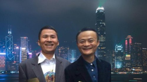 马云最近时运不佳，其好友大陆富豪钱峰雷也遭遇血光之灾。今天（14日）凌晨，钱峰雷与一名友人在香港湾仔遭多人持刀追杀，两人都被砍伤入院，行凶者已逃离，香港警方正在调查案由。