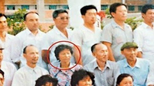 周永康在四川省委书记任上的时候，涉嫌制造车祸，谋杀他的原配妻子（周斌的母亲）。原因是周永康当时的情人、现在的妻子、中央电视台主持人贾晓晔声称怀孕了（后来证实是假的），她逼迫周离婚。周永康在前妻死于车祸后，立刻娶了贾晓晔，据悉贾是江泽民的外甥女，周永康为了与江泽民搭亲，杀死发妻。