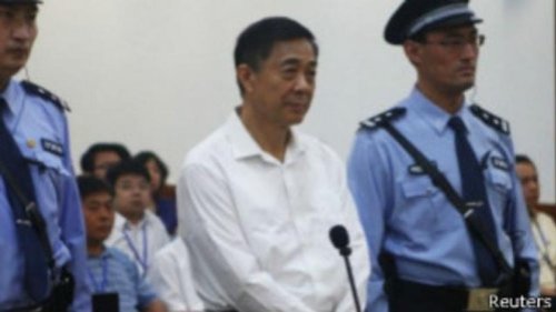 薄熙来在2013年被宣判中，本来一直在蔑视的冷笑，当听到“无期徒刑”判决时，他开始情绪激动，紧握双拳咆哮法庭，甚至双眼泛着泪光。当时有分析认为，对薄的判决是习近平事前设局，而薄在按照高层事前编好的剧本演戏，但最后的判决，显然偏离了剧本，出乎了薄的意料。 