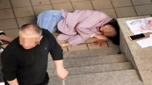 大陆知名网络游戏开发公司“网龙网络公司”位于福建福州市的办公楼，前天（13日）遭一名男子持刀闯入，逢人就攻击，造成7名员工被刺伤，其中包括2名保全人员。