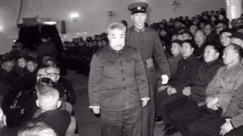 在四年国共内战后，中共关押了九百二十六名国军高级将领，其中大多数人在“战犯管理所”苟延残喘、逆来顺受。然而挨到生命的最后一刻，有些人焕发出人性的光辉，在无畏无惧之下说出了心里话。例如有个在一九四七年泰（安）蒙（阴）战役中被俘的国军整编七十二师中将师长杨文瑔，弥留时毅然高呼“蒋委员长万岁！”