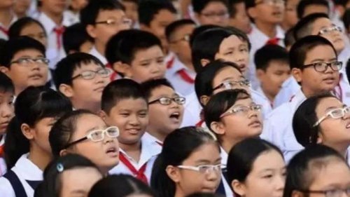 世界卫生组织统计的最新数据显示，全球约有14亿近视人口，其中近半数在中国。小学生视力不良率为61.6%、初中生80.3%、高中生89.3%，如果不采取措施，中国今年近视人口预计突破7亿。 