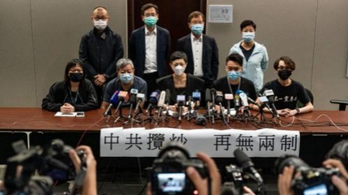 香港三名民主派议员朱凯迪、陈志全和许智峰，于18日清晨分别在他们位于港岛和新界的寓所遭警察上门逮捕。最新消息显示，三人被抓与他们阻止港府推动《国歌法》三读有关。 