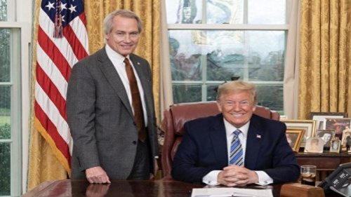 继美国联邦选举委员会主席特雷‧特瑞纳（Trey Trainor）证实大选舞弊存在，美国联邦总务署拒绝发表承认拜登当选的声明，以及美国参众两院共和党领袖发声，力挺总统川普（特朗普）针对选举欺诈进行法律抗争后，美国当地时间11月13日，美国众议院监督与政府改革委员会首席委员乔迪‧希斯（Jody Hice）发表了致联邦总务署署长艾米丽‧墨菲（Emily Murphy）的公开信，明确称目前并无当选总统和副总统。