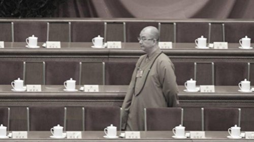 在宣扬“无神论”的中共统治之下，中国宗教界乱象频出，令人啼笑皆非。时事评论人士张杰日前在推特上讲述一段往事，他说武汉某寺院长老想进京升官，请他吃饭，点菜时还不忘问他“喝什么酒？” 