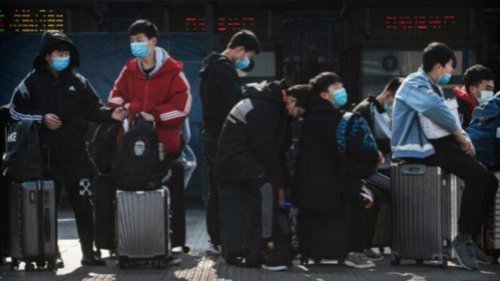 中共移民局近日宣布，北京、上海、广州、深圳等一线城市暂停办理因私护照，严格控制人员跨境活动。早前，中共政府已推出“双阴检测”，如今中共再度收紧边境管控，海外华人想回国，更难了。