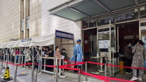 上海再爆中共病毒疫情。该市疾控中心称，患者工作的浦东医院已经“封闭隔断”，院内4015人被隔离。上海21日召开新闻发布会，通报已将浦东一小区列为中风险区。 