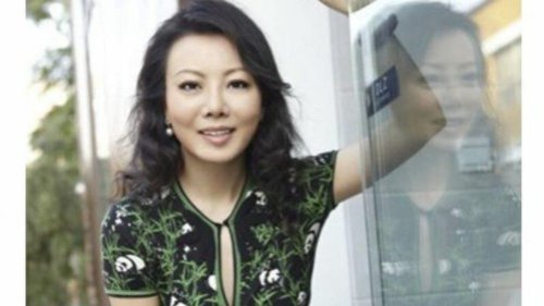 中国艺术家耿潇男9月初遭当局刑拘并被批捕后，被指控的罪名不但加重，10月下旬以后更被看守所拒绝律师会见，且律师最后一次会见时，当时她的精神状态不佳。而她被控涉案的金额，已被提升至数百万元。前北京清华大学教授许章润为耿潇男发声而被警告。 
