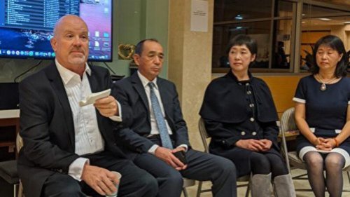 前中国记者王易非流亡美国，她的哥哥遭中共非法关押13年，在狱中受尽残酷迫害；他们的妹妹王可非也遭中共迫害惨死、遗体冰冻19年。 