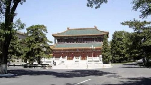 北京中南海作为中共高层办公和住地，历来被视为高度机密。不但最近北京最高楼“中国尊”因有窥视中南海之嫌被要求整改，早在1952年，朱德的孙子朱援朝就因一幅画涉及中南海内部环境惊动了中共中央办公厅警卫局。