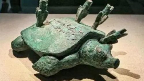 河南一位老汉在河边钓鱼，意外钓上来一只青铜乌龟，背上还“插著四支箭”。经专家鉴定，这只生锈的青铜乌龟是商朝的，价值高达18亿人民币。