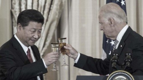 美国大选结果未定，但在左媒帮助拜登自行宣布“当选总统”后，一些左派国家元首纷纷第一时间“道贺”，而被指拜登“大后台”的中共反而一直扭扭捏捏，欲语还休。不过，习近平终在周三（11月25日）向拜登致电“祝贺”，网友称，“终于忍不住了”。