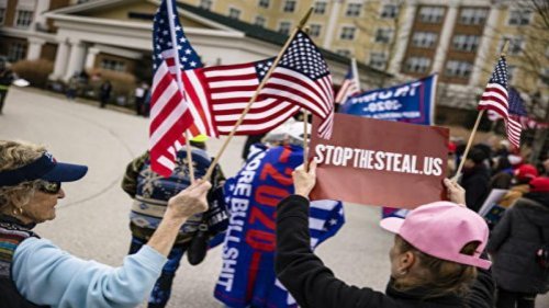 美国大选中，民主党总统候选人拜登在大选日后诡异“逆转”选情，被指存在系统性舞弊。日前，纽约州第22选区国会众议员选举也上演了类似戏码，但因发现“死人选票”，州法官裁定暂停宣布民主党候选人“获胜”。 
