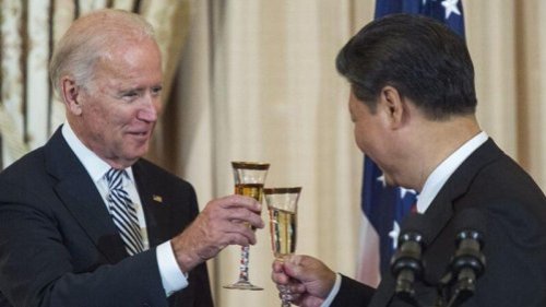 拜登自行宣布当选后，习近平拖延了两个多星期才送上贺电，但贺词不仅字数少，而且措辞相当谨慎。专家分析，这反映出习近平发出贺电的矛盾心态，对美国大选以及美中关系的前景心里没底。一旦川普反“拜”为赢，对习来说又是一场噩梦。 