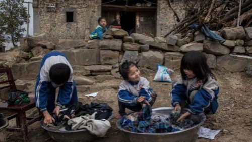 中共党媒近日宣布，全国832个贫困县“全部脱贫摘帽”，迈入小康社会。但中国民间纷纷指责党媒撒谎。然而，党媒又说，受疫情的影响，美国底层人民生存危机加剧。还有中国学者说过，美国应该向中国学习。那么真实情况是什么样呢？