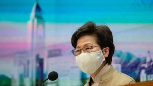 香港特首林郑月娥遭美国制裁尝到苦头。日前，她首次对外界承认，因受制裁影响没有银行敢给她开户，她被迫每天花现金，她的薪水也是现金，家中的现金已经堆成堆。 