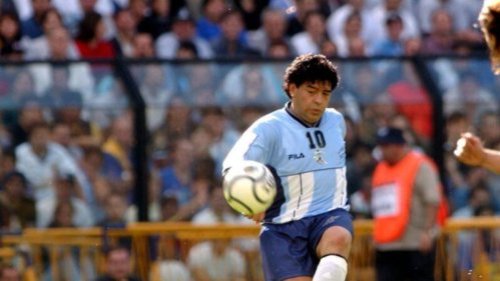 马拉度纳（Diego Maradona）是一个工厂工人的儿子，他出生在布宜诺斯艾利斯贫民窟，是家中的7名子女之一，自小家境贫穷，这位身高仅165的足球小巨人，成了家喻户晓的足球巨星。11月25日因心脏病发作，在家中去世，享寿60岁。他留给全世界无数的知名进球场面，对于世界足坛来说，阿根廷名将马拉度纳，是凭借足球脱贫的典范，然而他鲜为人知的“场外人生”，也超级富有戏剧性。