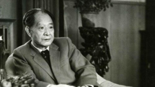 中共前总书记赵紫阳的秘书鲍彤披露，胡耀邦1989年出席政治局会议时，突发心脏病，赵紫阳问谁带了硝酸甘油，江泽民犹豫2分钟后才拿出急救药。另据《赵紫阳在四川》一书披露，当时赵紫阳多次催问谁带了药，江泽民最后才拿出来。