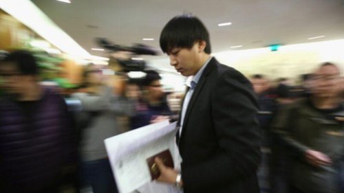美国国务院3日证实，中共党员的赴美旅行签证由10年减为1个月。这与之前美国将全面禁中共党员入境的说法有差异。有分析人士认为，新规藏玄机，留有缝隙的目的，旨在允许愿意脱党的中共高官来美叛逃。如果全面禁止党员入境，这种可能性就没了。 