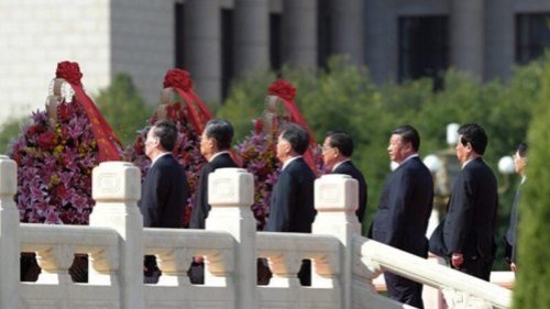 美国总统川普（特朗普）2日发表重要演讲表明，他连任总统无可阻挡。几小时后，中共政治局常委突然开会。有评论分析，中共7常委这次开会很蹊跷，或表明川普的演讲惊动中南海，中共高层紧急开会测风向。