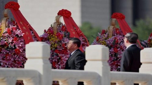 中共高层对美国大选产生严重误判，忽然重回争霸、战狼姿态后，连遭美国迅速反击，包括《外国公司问责法案》出台；中共党员和家属签证严重受限；中芯国际等四家中共企业被纳入制裁；新疆棉花被禁；愈千中共军方学者被曝逃离美国；蓬佩奥会见受中共迫害团体、谴责中共迫害香港民主人士；蓬佩奥也宣布对中共官员中使用或威胁使用暴力、窃听和发布私人信息、从事间谍活动、破坏活动，或恶意干涉美国国内政治事务、学术自由、个人隐私或商业活动的人士实施签证限制；蓬佩奥还宣布正式终止5个中共伪装的“文化交流”项目。