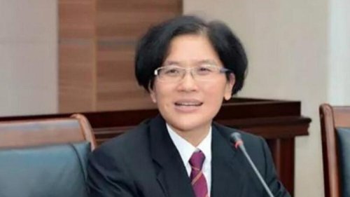 中共海南高院原副院长张家慧日前获刑18年，其超过200亿人民币的家产被聚焦，张被称为中共法院系统史上最富有的女法官，张案亦牵扯出37名行贿者，近半是律师，还有官员及企业主。 