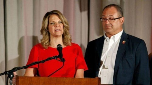 亚利桑那州共和党主席凯莉·沃德（Kelli Ward）周五（11日）宣布，该州共和党人就大选舞弊提起的诉讼案将提交至最高法院。沃德强调，他们已经发现了证据，但地方当局很快就把证据隐藏起来，让他们来不及发现更多的证据。 