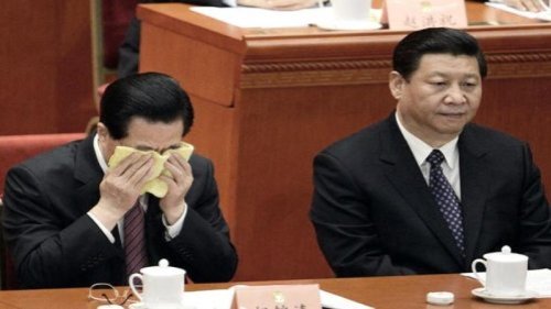 中共十八大闭幕式意外没有直播，对此坊间一直传闻多多。此前有港媒爆料称，当时突然爆发了一幕悲情剧，胡锦涛做出一惊人动作，令习近平洒泪，而江泽民则气得〝哇哇乱叫〞。