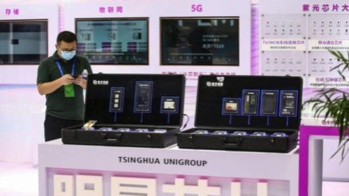 中国半导体企业清华紫光集团周四（10日）一天内爆出对两笔债券违约，加上11月的一笔债务违约，共计违约金额超过90亿元人民币。清华紫光近年在境内外疯狂并购，最终因盈利不足而陷入巨额债务违约的泥潭。