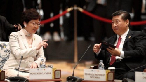 年关将至，香港特首林郑月娥上京述职被突然叫停，北京方面批评她防控疫情不力，香港建制派内部也罕见出现“反林郑”的声音，引发舆论猜测。有分析说，去年香港爆发反送中抗争以来，尽管林郑效命中共，但习近平似乎并不满意。