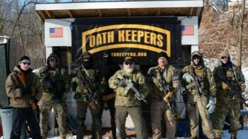 “守誓者（Oath Keeper）”是一个由美国现任和前任军人、警察和急救人员组成的无党派协会，他们承诺履行所有军人和警察的誓言：“捍卫宪法，抵御国内外一切敌人”。