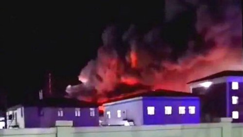 黑龙江绥化19日凌晨发生一起化工厂大爆炸事故。当地官方称，截止下午，事故至少造成1人死亡，2人重伤，2人轻伤，2人失联。