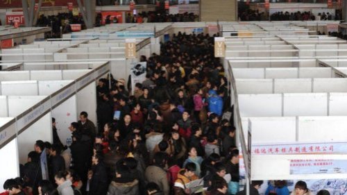 据腾讯财经报导，姚洋谈到中国消费非常低迷时表示，中国经济的复苏有脆弱之处，即消费复苏依然缓慢。今年8月，消费增速才年内首次由负转正，预计全年仍是负增长。因为收入是消费的内生动力，没有收入就没有消费，而没有就业就没有收入。