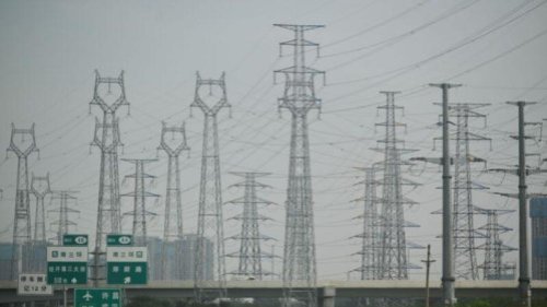 中国国家发展改革委回应近期湖南、江西、浙江等地电力供应偏紧问题，列出三大原因，一是工业生产快速恢复拉动用电增长。二是遭遇极寒天气，进一步增加用电负荷。三是外受电能力有限和机组故障增加电力保供困难。发改委的回应遭网民反呛，有媒体称上一次大规模拉闸限电是在20年前了。