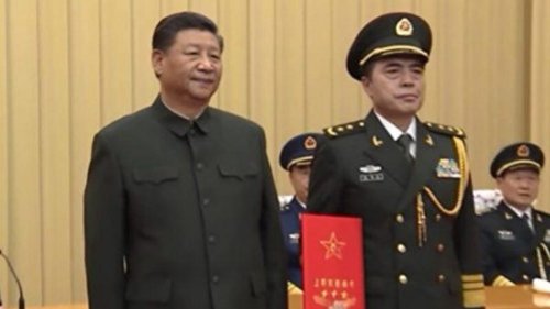 中共政权陷入更为严峻的内外交困危局之际，习近平18日现身北京八一大楼，授出4个上将军衔警衔。但规模不大的授衔仪式显得相当肃杀。现场视频可见，习近平满面愁容。引起舆论猜测。 