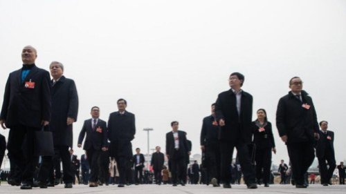 中共最高级别的经济会议“中央经济工作会议”，即将登场。多个省区的高官已经提前抵达北京，四处拜会中共中央各部委官员。有分析说，受政治和经济形势所逼，各地官员提前赴京，一方面是为了争资金，争项目，另一方面也为了“拜码头”，私下拉帮结派。 