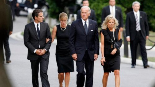 美国民主党总统候选人拜登之子亨特（Hunter Biden），和中国华信集团董事长叶简明之间的通讯爆光。在其2017年的通信中，亨特“代表整个拜登家族”向叶表示祝愿，并敦促叶迅速向其电汇1000万美元，以妥善资助和运营他们共同建立的合资企业。 