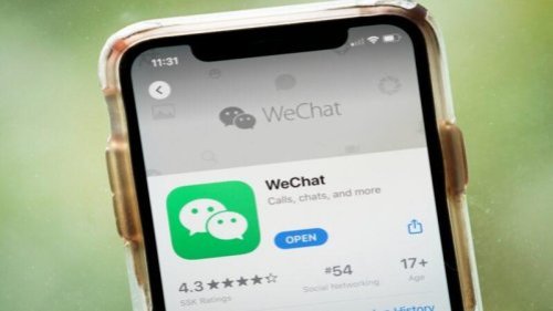 中国著名应用软体微信，被指是中共政府监控民众、审查言论和惩处异见人士的工具，近期遭到美国的“封杀”。微信的安全性令用户质疑。有专家表示，微信有“政治任务”，故意不用加密技术。 