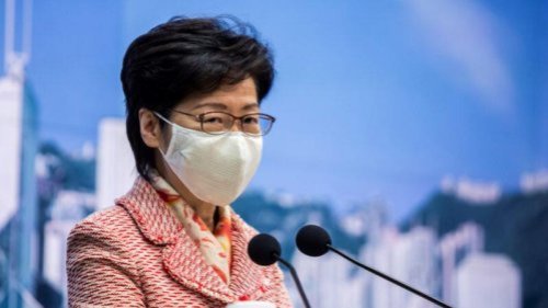 2020年接近尾声，香港特首林郑月娥不仅上京述职被叫停，年终民调中有44%港人给其0分。分析认为，一直唯中共马首是瞻的林郑，受中共指使打压港人，最终却是两头不讨好。